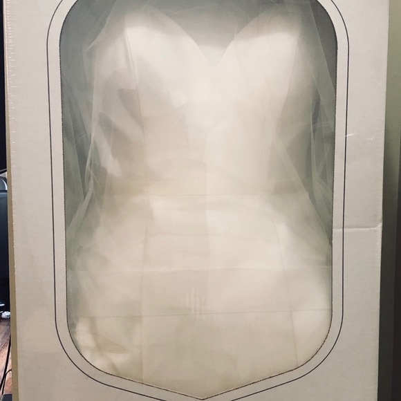 Madison James Bridal Gown + free tulle veil. - Picture 7 of 8